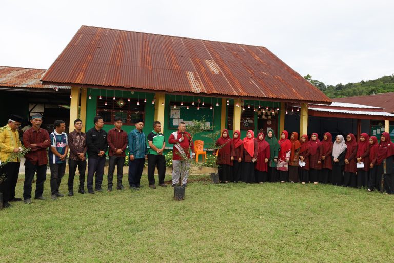MAN Tapanuli Selatan Gelar Penanaman Pohon untuk Wujudkan Madrasah Hijau dan Peduli Lingkungan